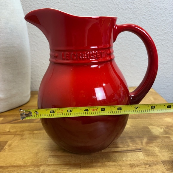 Rare - Le Creuset Cerise Red 3qt Stoneware Signature Pitcher Sangria Jug - Picture 7 of 9